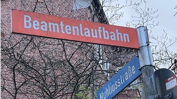 Das Foto zeigt den Fußweg Beamtenlaufbahn in Kiel.